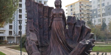 Êrişî peykara “Jinên Têkoşer” kirin