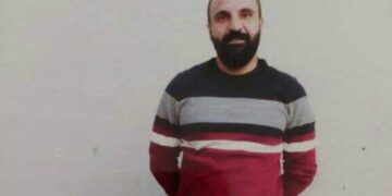 Gardiyanan êrişî girtî kirin û damara destê wî qetandin!