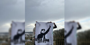 Alîgirên Amedsporê bi pankarta ‘Leyla Zana rûmeta me ye’ diçin maçê