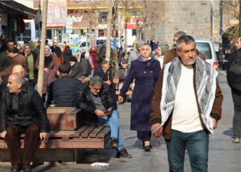 ‘Eger dikarin bila ew bi vê meaşê debara xwe bikin’