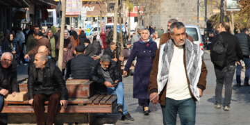 ‘Eger dikarin bila ew bi vê meaşê debara xwe bikin’