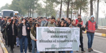 Xwendekarên Zanîngeha Dîcleyê qurbaniyên Roboskiyê bi bîr anî