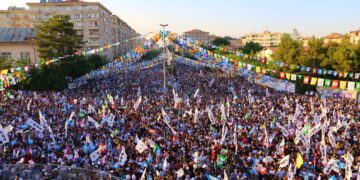 Amed carek din mazûvaniya mitîngeke dîrokî dike