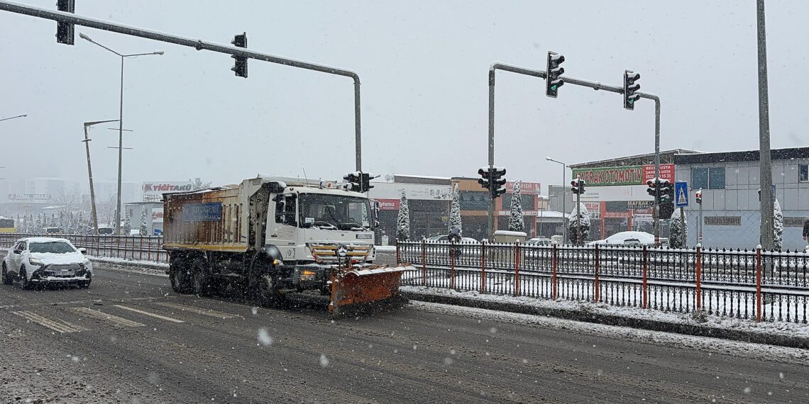 Midûriyetê karê xwe nekir, Şaredariya Amedê rêyan paqij dike