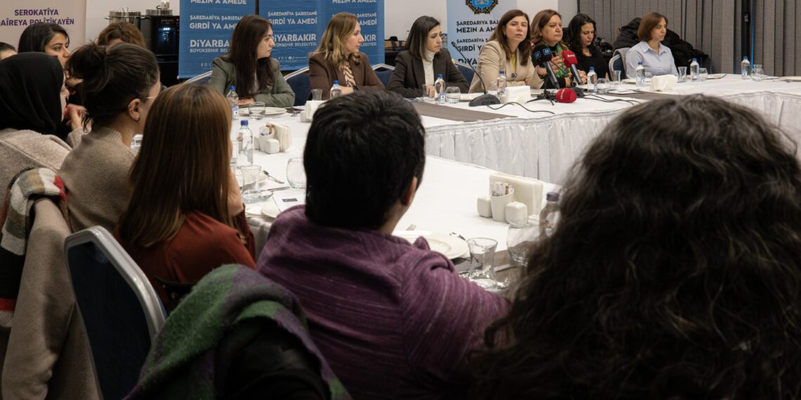 Şaredariya Amedê bi rojnamegerên jin re civiya