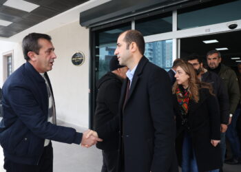 Bayindir û heyeta pê re serdana şîna hunermend Sîdar kir