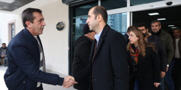 Bayindir û heyeta pê re serdana şîna hunermend Sîdar kir