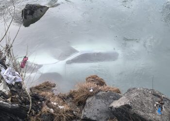 Li Elkê wesayîtek firiya çem: 3 kes birîndar bûn