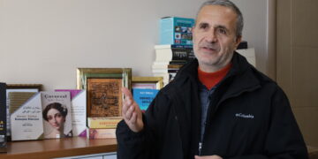 Ji bo weşanxaneya xwe li ser pêya bigire mêşvaniyê dike