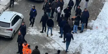 Berf û cemeda ji ser banê avahiyekê hat, jineke ciwan kuşt