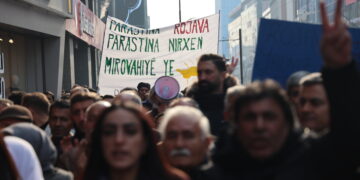 Wan ji bo Rojava meşiya: Taxên Kurdan bi qestî veguherandine qada şer