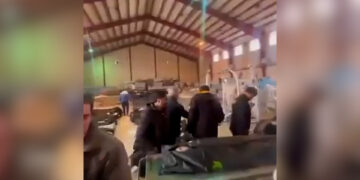 Li Îranê gelek cenazeyên welatiyan li eywaneke werzîşê tên ragirtin