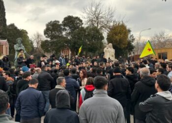 Gelê Silêmaniyê ji bo Rojava li ser piyane