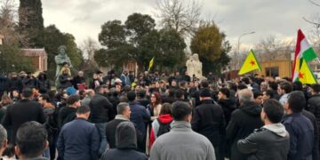 Gelê Silêmaniyê ji bo Rojava li ser piyane