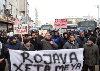 Erzirom û Bazîd ji bo Rojava derketin qadan: Em ê dengê xwe bilindtir bikin