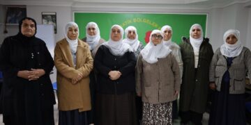 Dayikên Aştiyê yên Îzmîrê: Ji bo em avekê li vî agirî bikin em ê biçin Enqereyê