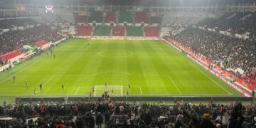 Alîgirên Amedsporê bi diruşman piştgirî dan berxwedana Rojava