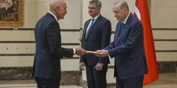 Derbarê Tom Barrack de lêpirsîn hat destpêkirin