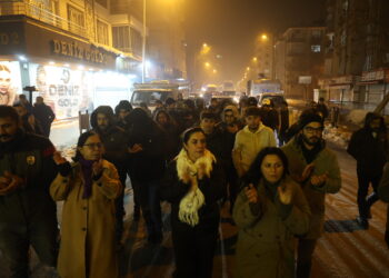 Bi dirûşmeya ‘Bijî berxwedana HSDê’ meşiyan