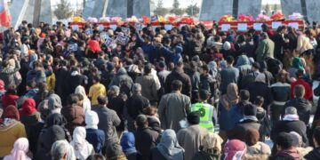 Xelkê Kobanê cangoriyên xwe spart axê