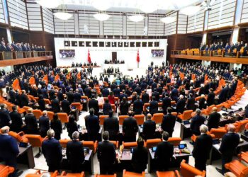 326 rewşenbîran gazî parlamentoyê kir: Bi Rojava re muzakere bikin