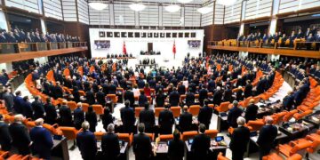 326 rewşenbîran gazî parlamentoyê kir: Bi Rojava re muzakere bikin