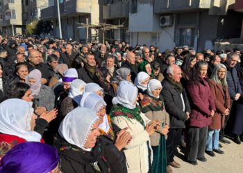 Deh hezar li Nisêbînê dimeşin