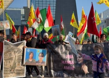 Kurdistanî ji bo Rojava li ser piyan in