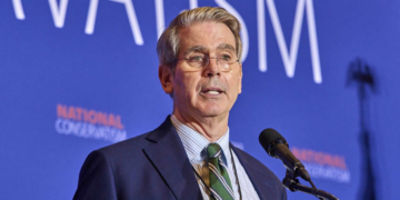 ‘Rejîma molla pereyeke mezin derxist derveyî Îranê’