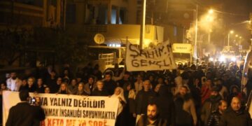 Bakur ji bo Rojava li ser piya ye: Li Mêrsînê bi hezaran kes meşiya