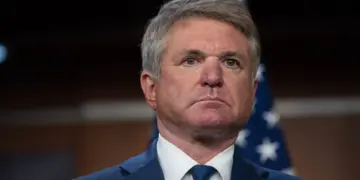 Senator McCaul: Divê hikûmeta Sûriyeyê dawî li êrîşên hovane bîne