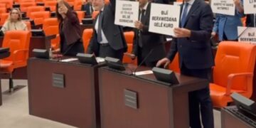 Êrîşên li ser Rojava li meclisê hat protestokirin