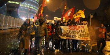 Ciwanên Enqereyê li dijî êrîşan meşiyan