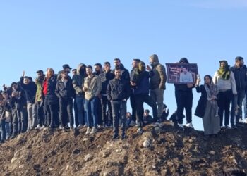 Bi hezaran kes li ser sînorê Nisêbînê û Qamişlo ye