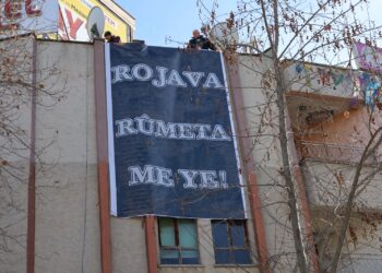 Li Êlihê pankarta “Rojava rûmeta me ye” hate daliqandin