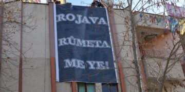 Li Êlihê pankarta “Rojava rûmeta me ye” hate daliqandin