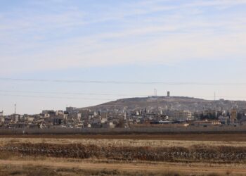 Tirkiye leşkerên xwe li ser sînorê Kobanê bi cih dike