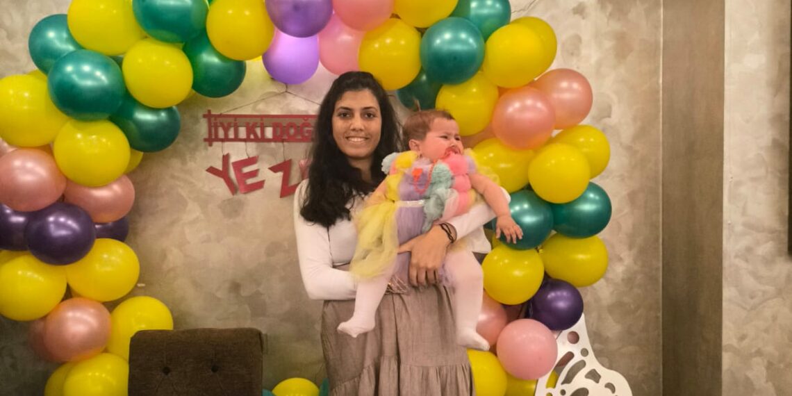 Pitika 3 mehî bi dayika xwe re di bin çavan de ye