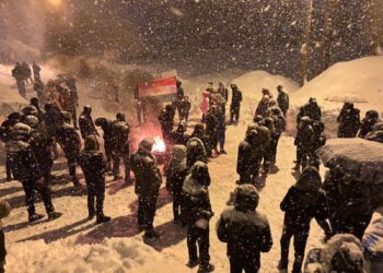 Gelê Geverê di bin barîna berfê de ji bo Rojava meşiya