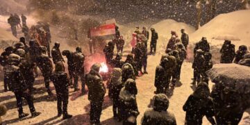 Gelê Geverê di bin barîna berfê de ji bo Rojava meşiya