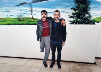 Girtiyê dest û lingekî wî nînin di hucreyê de tê ragirtin