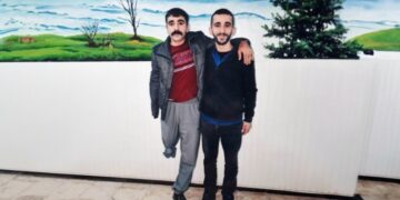 Girtiyê dest û lingekî wî nînin di hucreyê de tê ragirtin