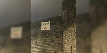 Ciwanên Welatparêz pankart daliqandin: Rojava xeta sor e