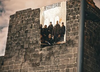 Wêneyên berxwedêrên Helebê li Bircên Amedê hat daliqandin