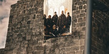 Wêneyên berxwedêrên Helebê li Bircên Amedê hat daliqandin