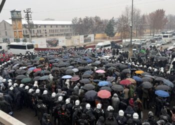 Bi hezaran di bin baranê de ji bo Rojava kom bûn