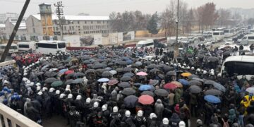 Bi hezaran di bin baranê de ji bo Rojava kom bûn