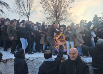 Li Amedê êrişî meşa Rojava hate kirin: Bi hezaran kes li kolanan belav bû