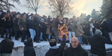 Li Amedê êrişî meşa Rojava hate kirin: Bi hezaran kes li kolanan belav bû