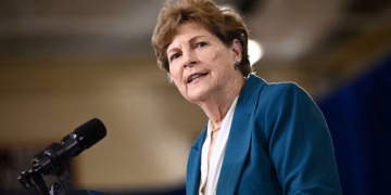 Senatora Amerîkayê fikarên xwe li ser êrişên çeteyan anî ziman